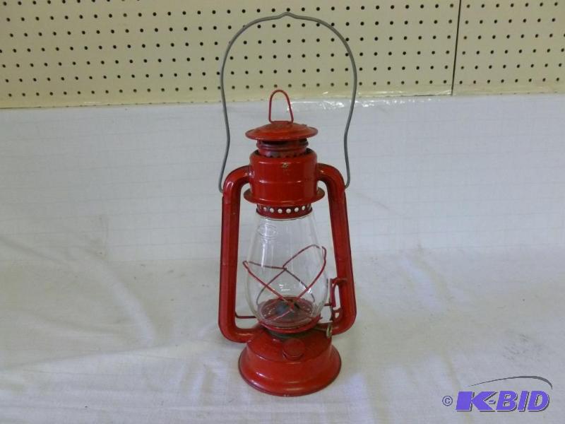lot 218 image: Large Vintage Dietz&nbspJunior No 2 barn lan...