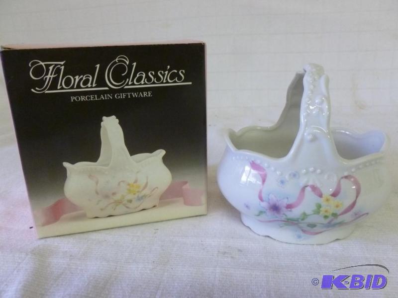 lot 227 image: Beautiful Floral Classics Porcelain Basket, n...