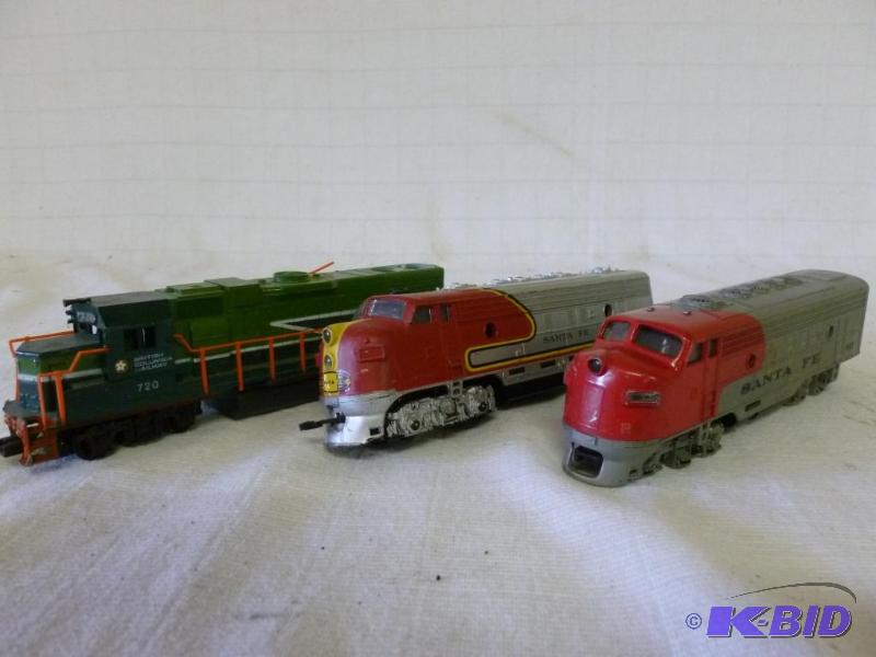 lot 242 image: Lot of three HO scale powered locomotives for...