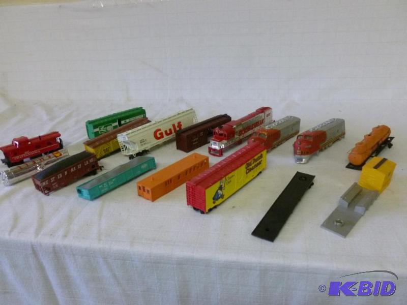 lot 243 image: Large lot of HO scale train cars for parts or...