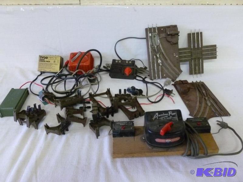 lot 252 image: Large lot of vintage Lionel 027 items that in...