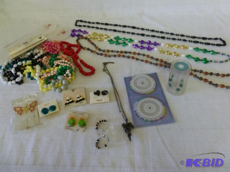 lot 280 image: Large lot of nice looking jewelry pieces that...