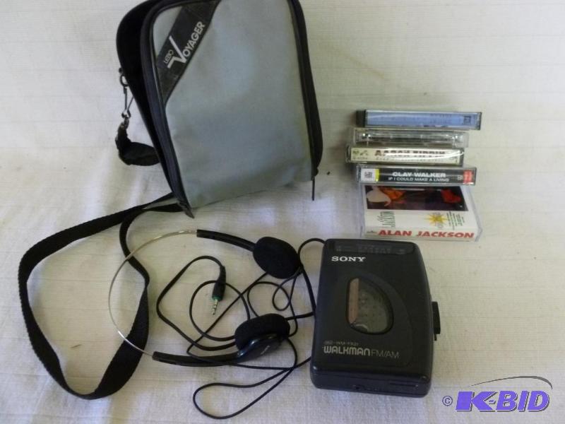 lot 294 image: Sony Walkman model WM-FX21 AMFM with cassett...