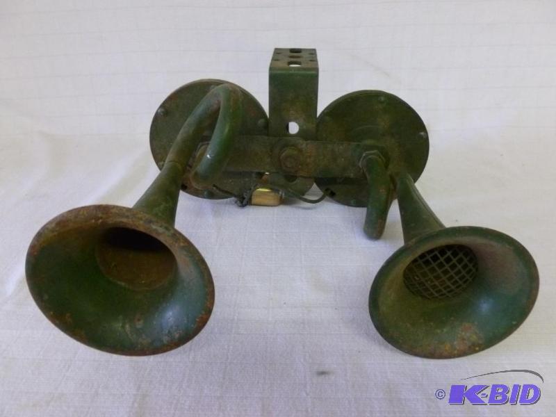 lot 40 image: Large set of vintage 12v. double truck horns,...