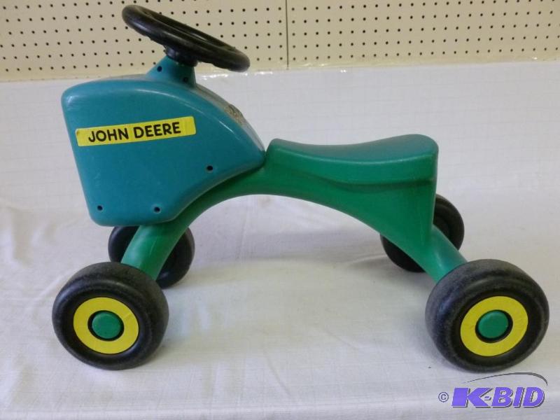 lot 46 image: Ertl - John Deere heavy gage plastic kids sco...