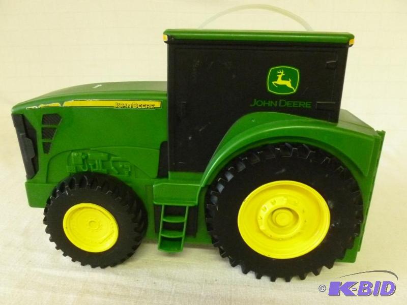 lot 53 image: Ertl - John Deere heavy gage plastic toy trac...