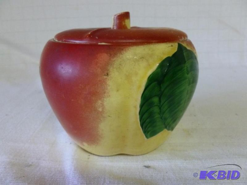 lot 62 image: Vintage Hull apple grease jar that measures 5...