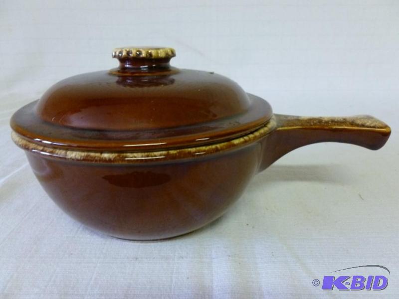 lot 65 image: Hull USA ovenware pan with lid, measures 8 1...