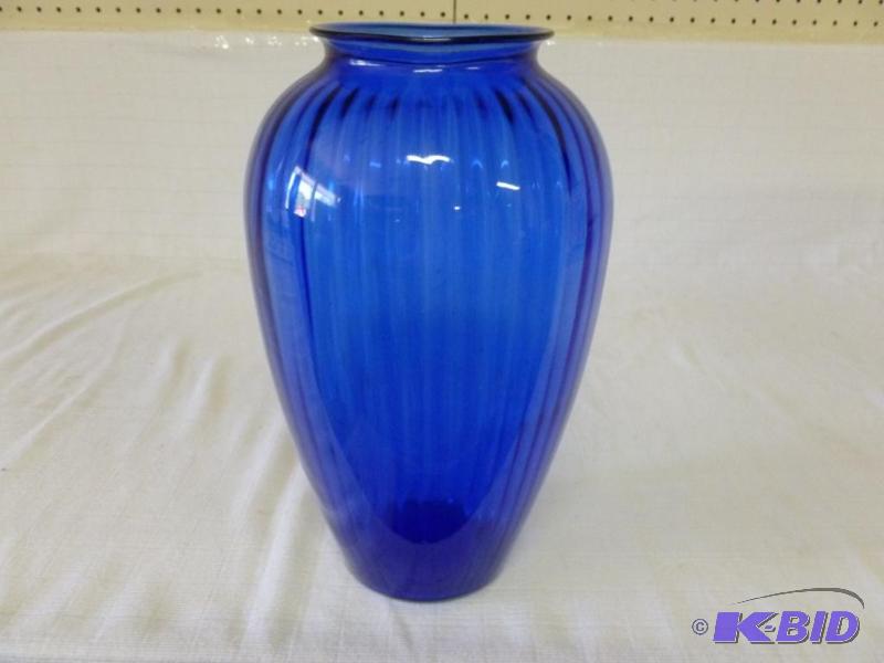 lot 70 image: Beautiful large cobalt blue glass vase that m...