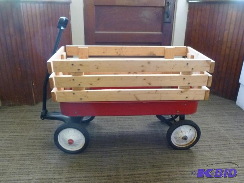 lot 8 image: Large metal kids wagon, comes with wooden sid...
