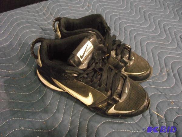 lot 116 image: Size 6Y Youth Nike Spikes...