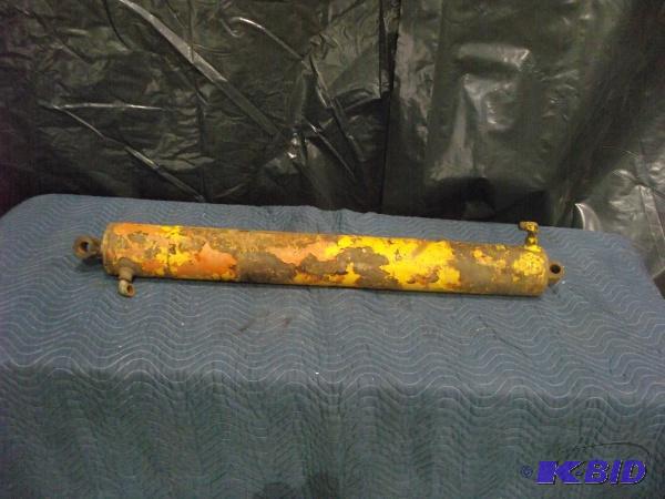lot 37 image: 4 Hydraulic Cylinder   Make a good log split...