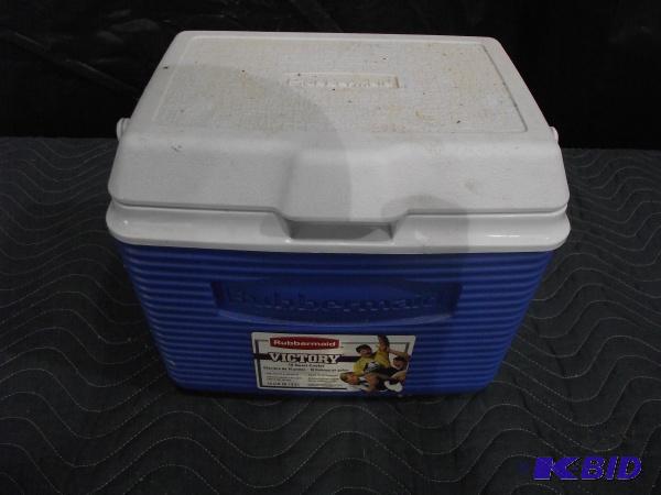 lot 61 image: 10 Quart Rubbermaid Cooler...