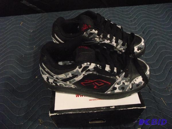 lot 75 image: Skateboard Shoes   Size 5 ...