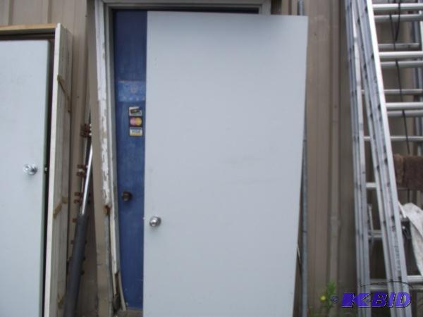 lot 98 image: 36" Door With Doorknob...