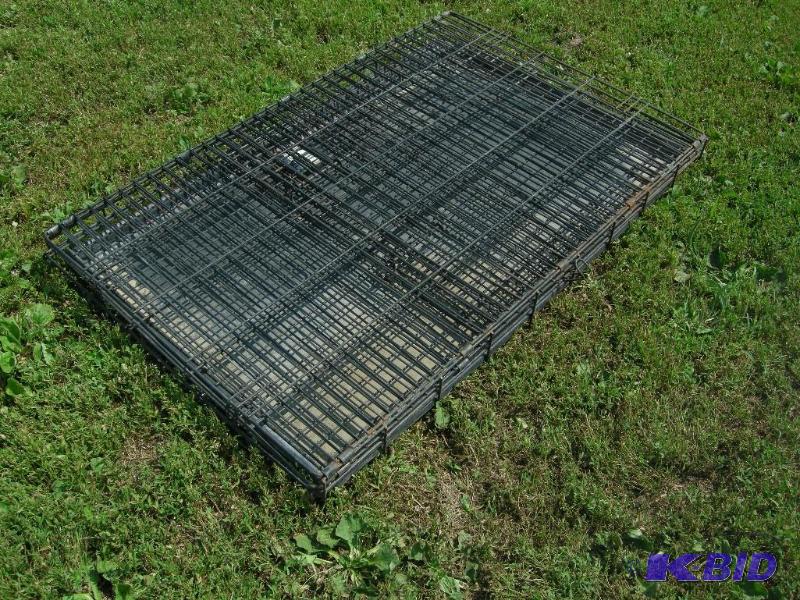 lot 12 image: Portable collapsible kennel