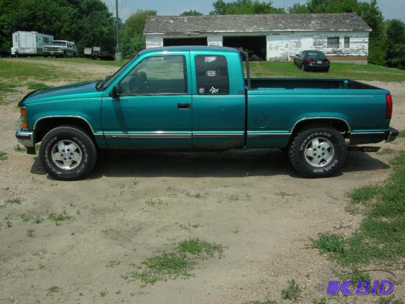 lot 3 image: 1995 Chevrolet 1500 Cheyenne 2 door Extended Cab Short Box 4x4