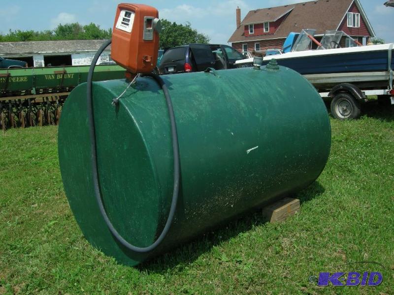 lot 7 image: 500 gallon gasoline fuel tank