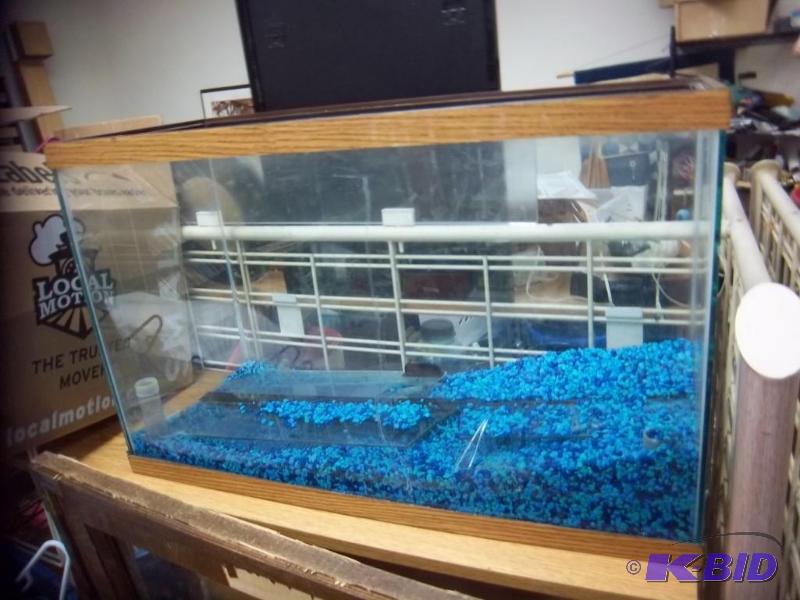 lot 113 image: Fish Aquarium Tank, Top Plastic Piece Is Brok...