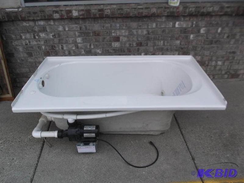 lot 26 image: Pearl Hydromassage Bathtub - Whirlpool Hot Tu...