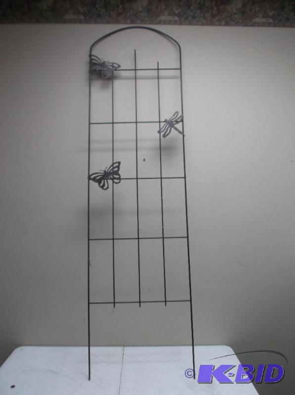 lot 35 image: Metal Garden Vine Rack...