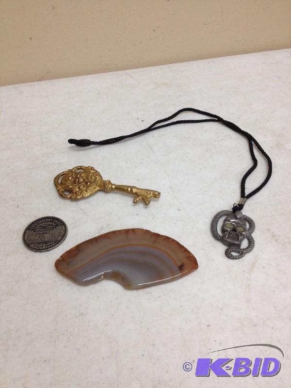 lot 72 image: Small Lot Of Trinkets - Gooseberry Falls Coin...