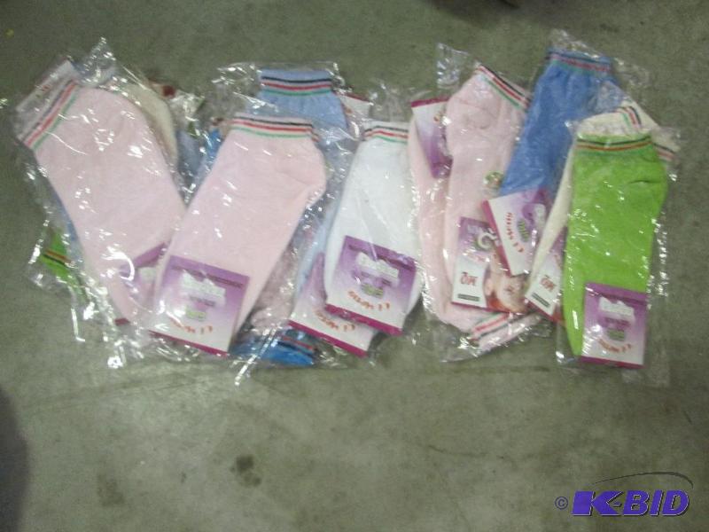 lot 123 image: lot Qi Meng girls socks...