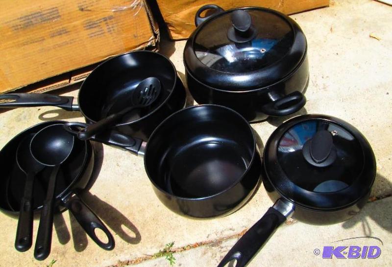 lot 32 image: Super Chef pot and pan set, large pot appears...