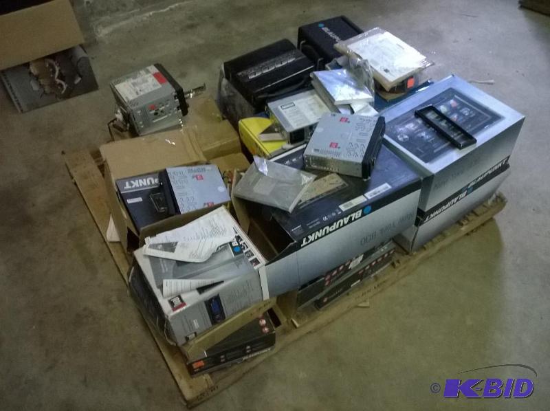 lot 20 image: Pallet Lot of Car Stero Equipment, mostly Bla...
