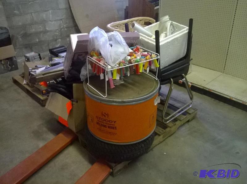 lot 21 image: Pallet Lot of UnsoldUnclaimed Items, Pez Col...