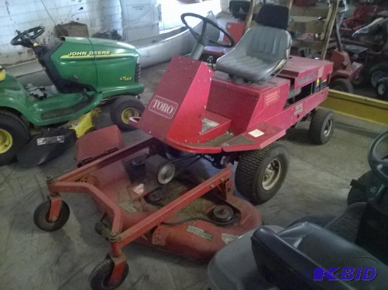 lot 3 image: Toro Groundsmaster 117 Riding Lawnmower, 3075...