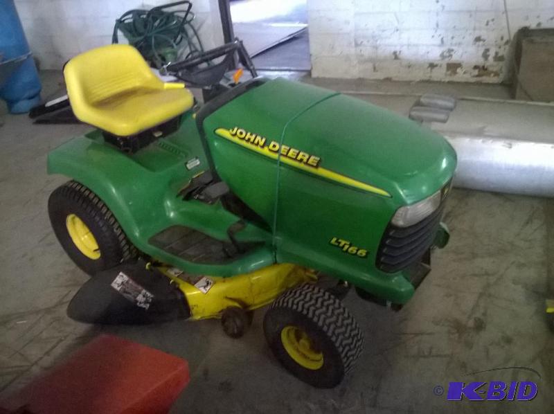 lot 4 image: John Deere LT 166 Riding Lawnmower, 38in, 16h...