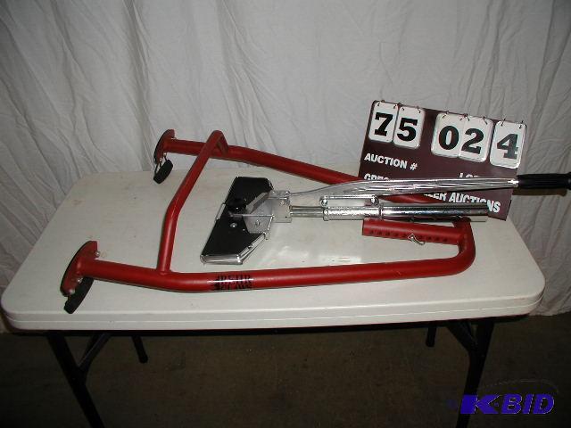 lot 24 image: Behr Innovations (Behr Claws) carpet stretche...