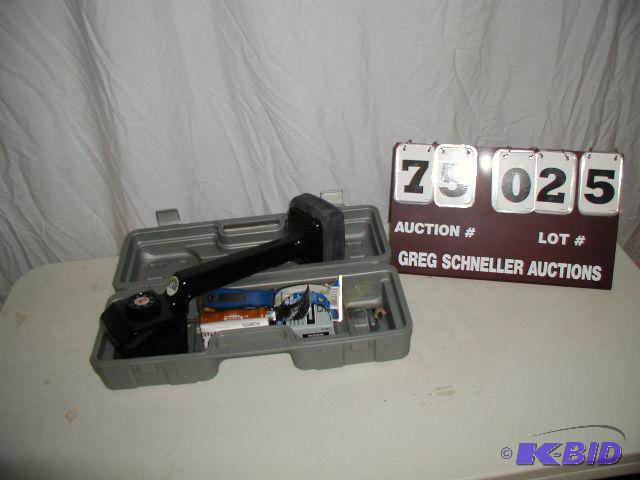 lot 25 image: Roberts knee kicker carpet stretcher, model #...