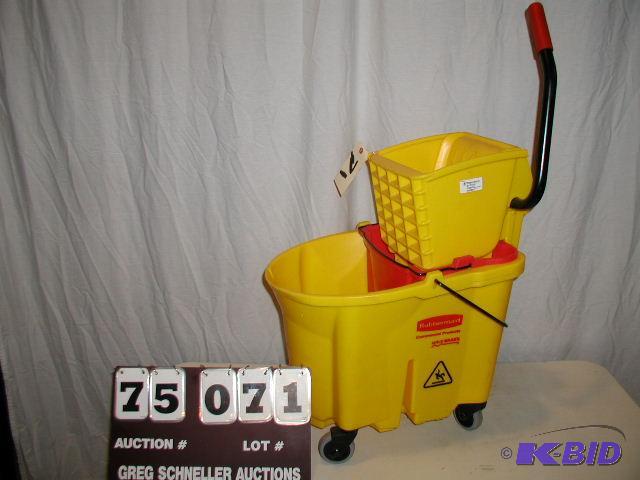 lot 71 image: Rubbermaid wave brake mop bucket....