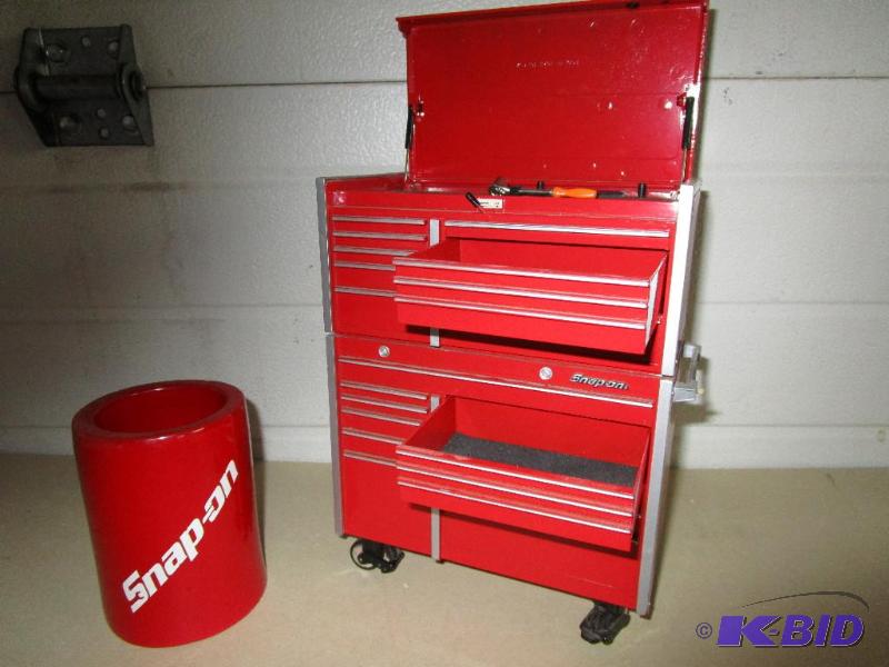 lot 10 image: Snap On mini toolbox