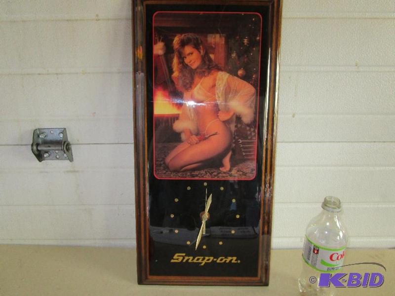 lot 26 image: Collectible Snap On Clock