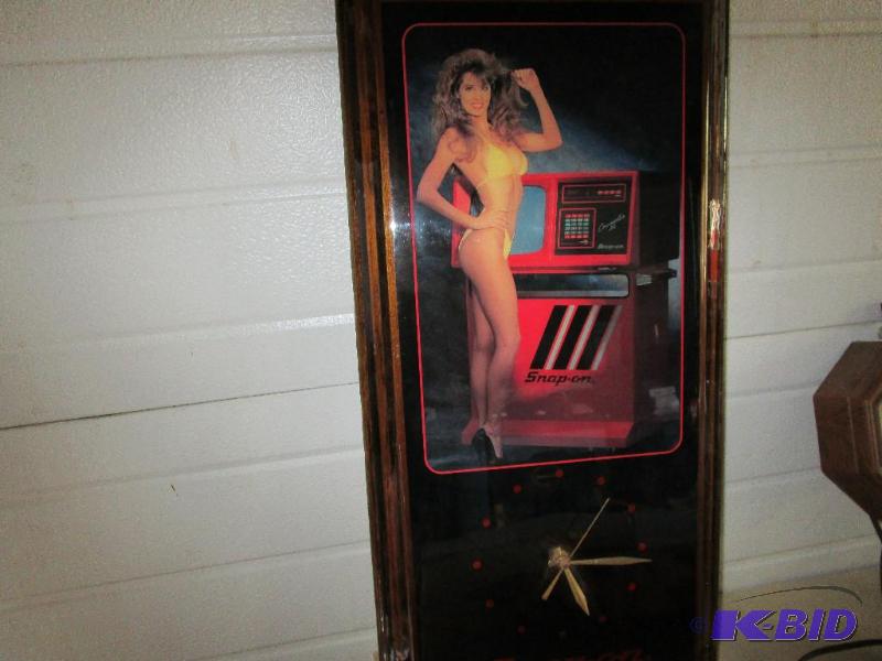 lot 27 image: Collectible Snap On Clock