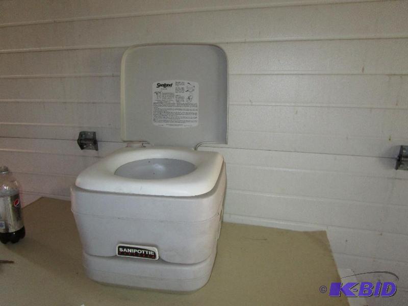 lot 50 image: Porta pottie