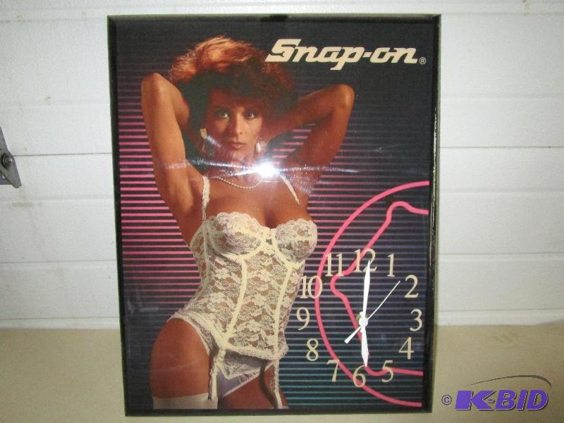 lot 52 image: Collectible Snap On Clock