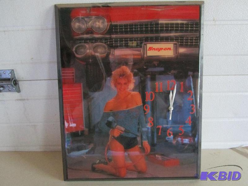 lot 7 image: Collectible Snap On Clock