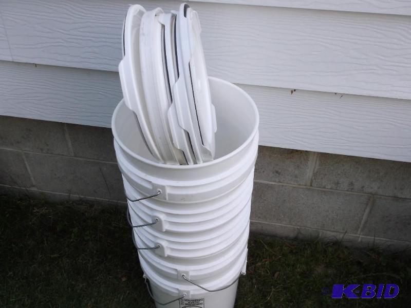 lot 132 image: Lot with 5 food grade 5 gallon pails with lid...