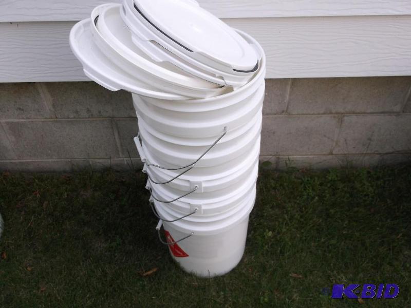 lot 133 image: Lot with 5 food grade 5 gallon pails with lid...