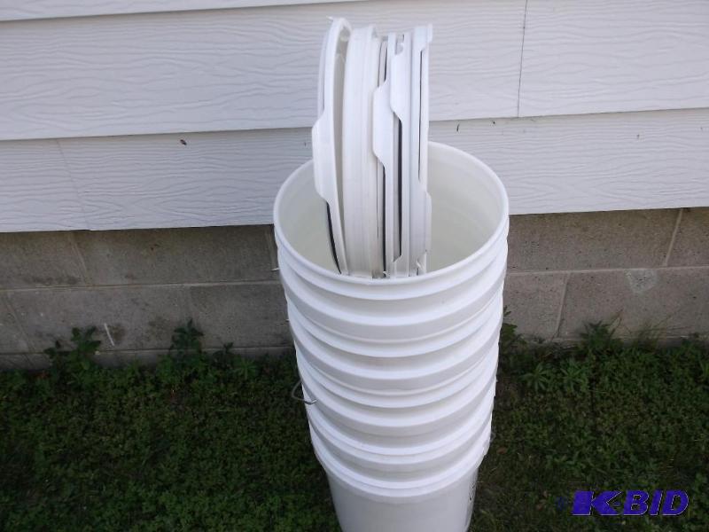 lot 135 image: Lot with 5 food grade 5 gallon pails with lid...