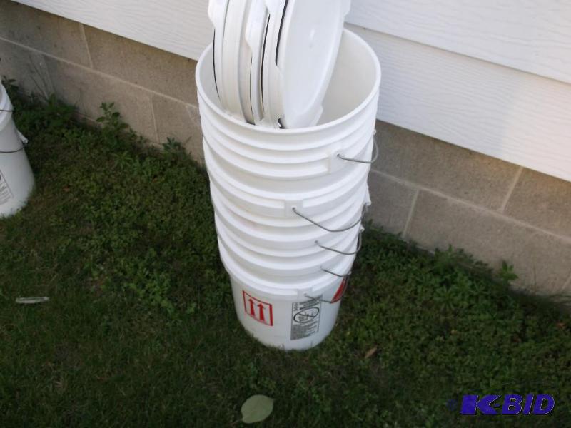 lot 136 image: Lot with 5 food grade 5 gallon pails with lid...