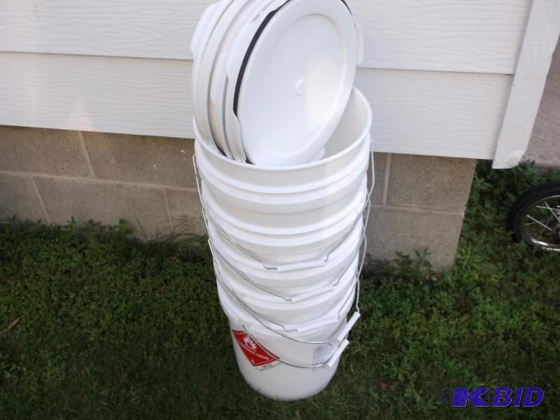 lot 137 image: Lot with 5 food grade 5 gallon pails with lid...