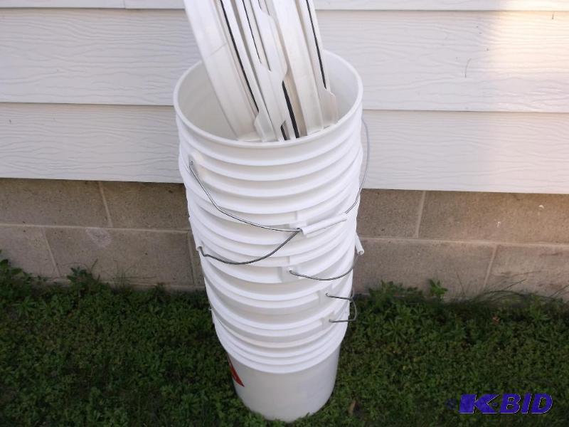 lot 142 image: Lot with 6 food grade 5 gallon pails with lid...