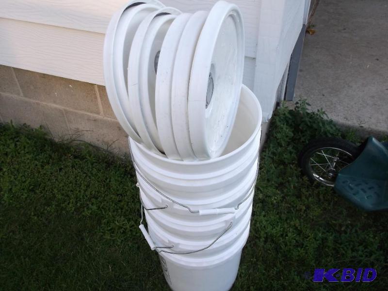 lot 143 image: Lot with 5 food grade 5 gallon pails with lid...