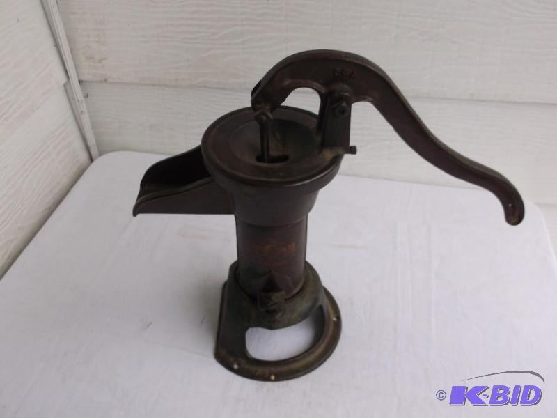 lot 47 image: Vintage Cistern hand pump great displayable p...