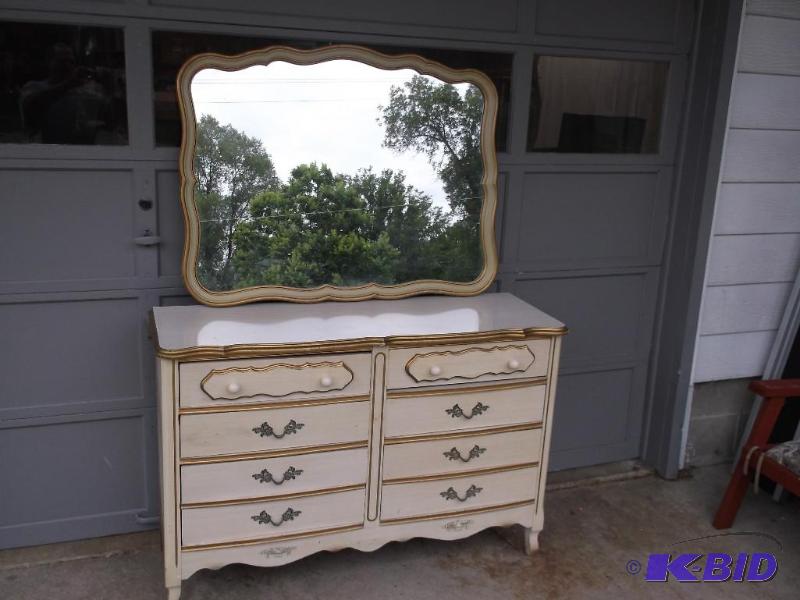 lot 91 image: Beautiful  Vintage Dresser with 6 drawer...